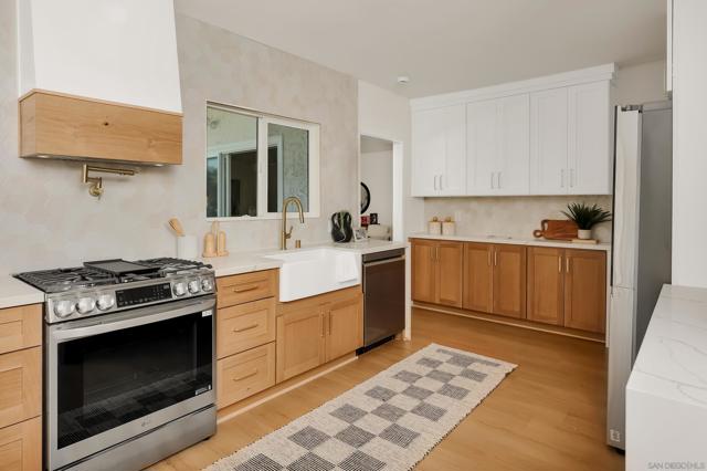 1900 W 41St St, Los Angeles CA: https://media.crmls.org/mediaz/7e7c4c84-28b9-436c-9997-fc861229057e.jpg