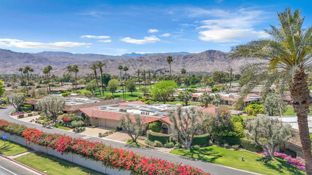 5 Stanford Drive, Rancho Mirage CA: https://media.crmls.org/mediaz/7e7c5b83-4ba9-420d-a9d7-7972b3eb2911.jpg