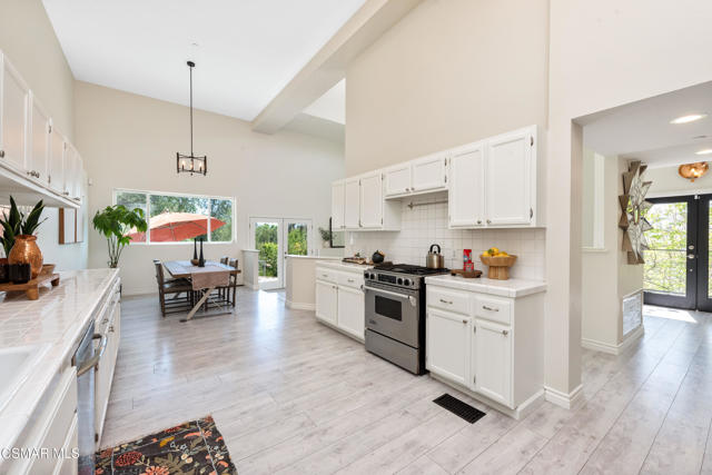 28333 Foothill Drive, Agoura Hills CA: https://media.crmls.org/mediaz/7e7c8610-3e7b-463c-8189-247b3821bcf4.jpg
