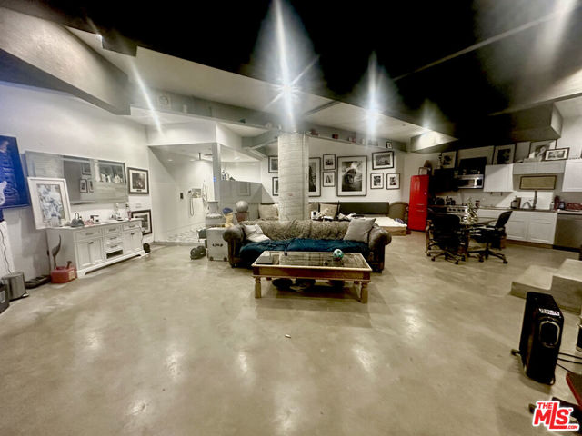 2183 Sunset Plaza Drive, Los Angeles CA: https://media.crmls.org/mediaz/7e7d9bf3-a8a0-42ba-9089-60a99b1b8084.jpg