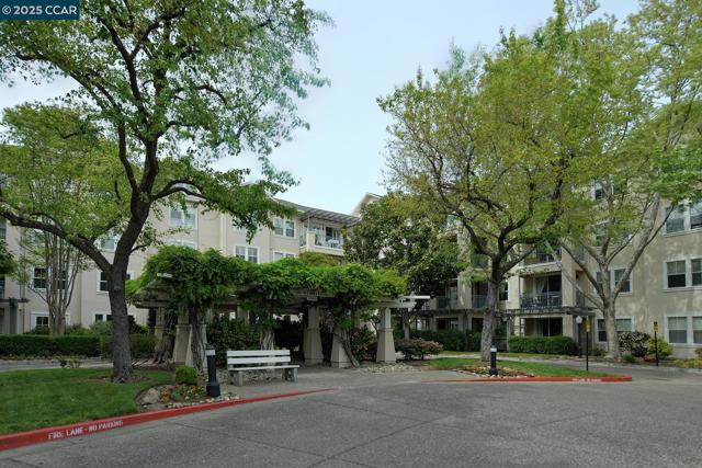 1860 Tice Creek, Walnut Creek CA: https://media.crmls.org/mediaz/7e7da741-bc8b-4f41-a792-77f0c60a0e62.jpg