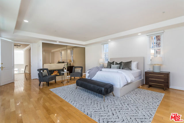 107 N Doheny Drive, Beverly Hills CA: https://media.crmls.org/mediaz/7e7dda78-e883-413f-b8eb-922f90d213e3.jpg