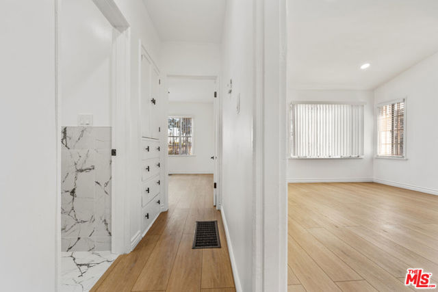 4137 W 58th Place, Los Angeles CA: https://media.crmls.org/mediaz/7e7eb169-bda3-4717-8745-dbe4ec5608d1.jpg