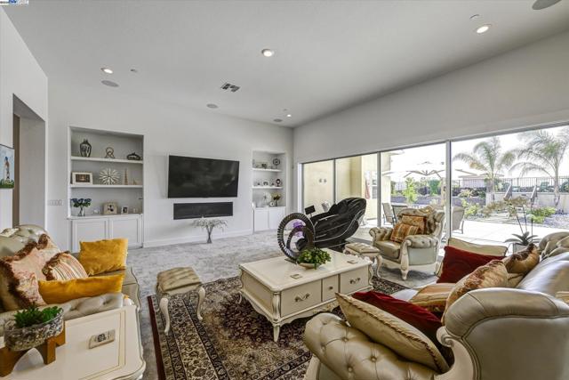 4072 Whitney Vista Ln, Rocklin CA: https://media.crmls.org/mediaz/7e80740d-9411-4c18-8023-00b630304f29.jpg