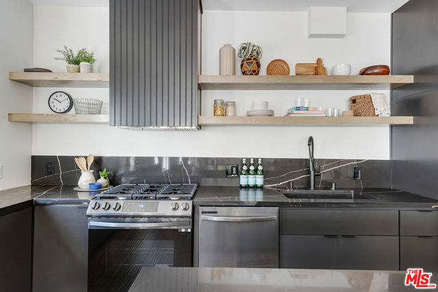 841 N La Fayette Park Place, Los Angeles CA: https://media.crmls.org/mediaz/7e808c62-69fa-4eb8-9e34-5d7240da151e.jpg