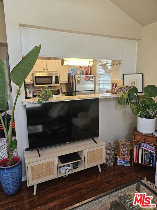 602 Obispo Avenue, Long Beach CA: https://media.crmls.org/mediaz/7e80e641-f036-42de-b552-a76a44b5a7f4.jpg