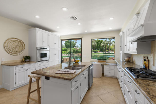 95 Lookout Drive, Palm Desert CA: https://media.crmls.org/mediaz/7e815180-e95e-49a5-90ca-2a87d0503b4a.jpg