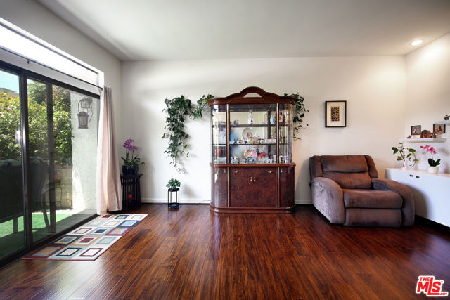 11911 Magnolia Boulevard, Valley Village CA: https://media.crmls.org/mediaz/7e81c501-7b9a-4c6c-a575-e8ee9c71603c.jpg