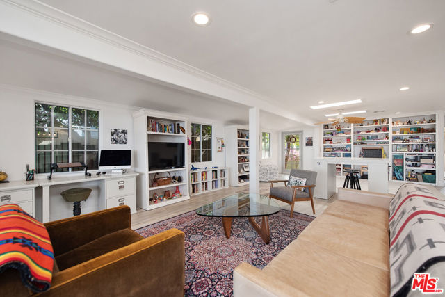 29500 Heathercliff Road, Malibu CA: https://media.crmls.org/mediaz/7e82b31e-212f-4c86-9b2c-f79bf72328d0.jpg
