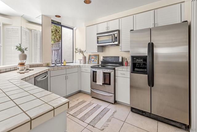 6338 Caminito Del Pastel, San Diego CA: https://media.crmls.org/mediaz/7e82db3c-0091-4d4c-b533-723cfb1a1ec2.jpg