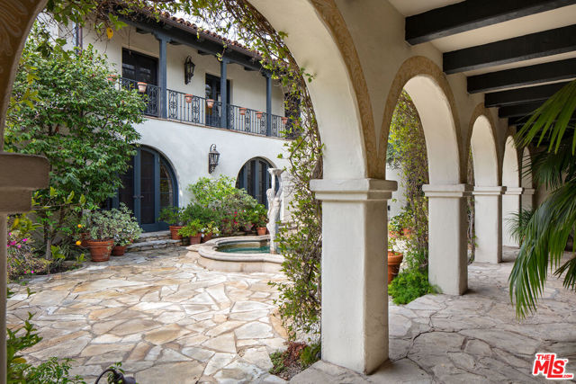 703 Walden Drive, Beverly Hills CA: https://media.crmls.org/mediaz/7e82e4fd-154d-4b5e-8ab2-b8926539a00d.jpg