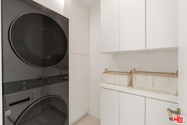 100 S La Jolla Avenue, Los Angeles CA: https://media.crmls.org/mediaz/7e838045-c989-420d-a2e1-047bf27a4107.jpg
