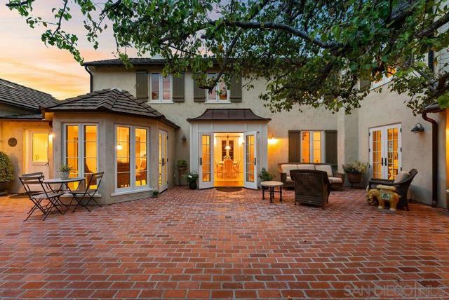 7725 Whitefield Pl, La Jolla CA: https://media.crmls.org/mediaz/7e83b261-2ea8-42ce-b312-f6d826ae6659.jpg