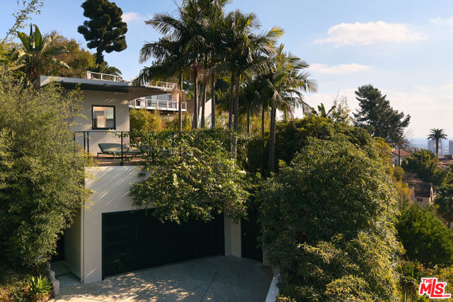 2250 El Contento Drive, Los Angeles CA: https://media.crmls.org/mediaz/7e846d0c-59c1-45e8-bb97-42fcae82395b.jpg