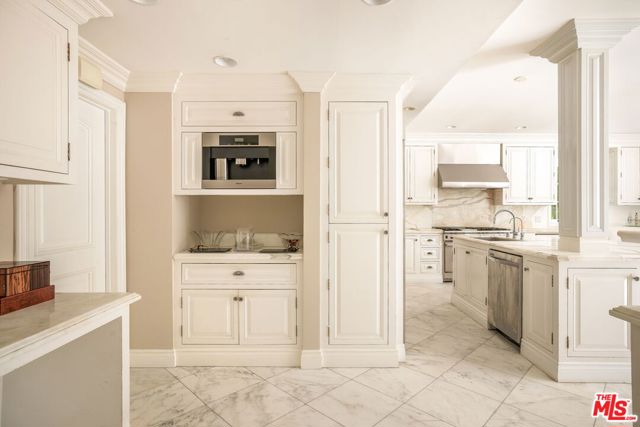 10914 Bellagio Road, Los Angeles CA: https://media.crmls.org/mediaz/7e85dc5b-61c4-4766-b5e3-9ea9a64a4e3d.jpg