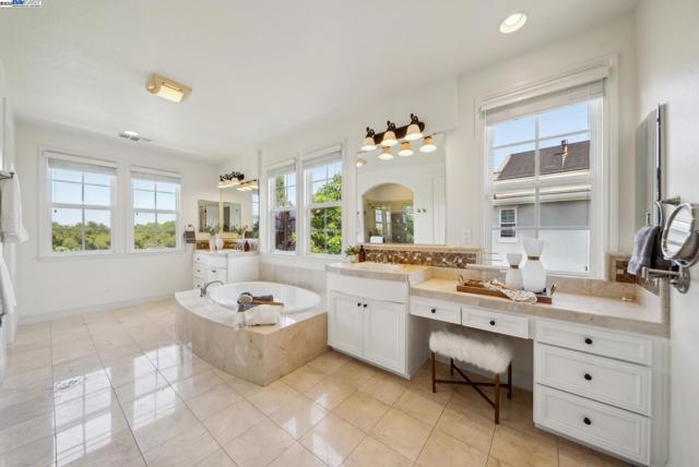 2307 Vineyard Heights Ln, Pleasanton CA: https://media.crmls.org/mediaz/7e872cfc-d3a9-43cb-89f6-21336f411081.jpg
