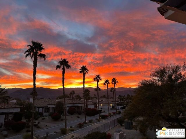 2010 Via San Martino, Palm Desert CA: https://media.crmls.org/mediaz/7e877db7-69a5-4400-80c4-6280c1c1083f.jpg