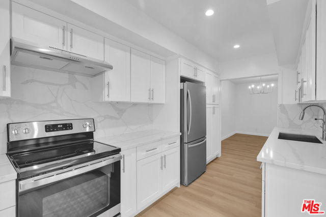 7949 Selma Avenue, West Hollywood CA: https://media.crmls.org/mediaz/7e880eb1-aa37-4951-b585-ab7fe23609ec.jpg