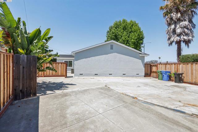 39681 Sundale Dr, Fremont CA: https://media.crmls.org/mediaz/7e8845a5-c4f4-4d04-8b95-b7c0a39dbc05.jpg