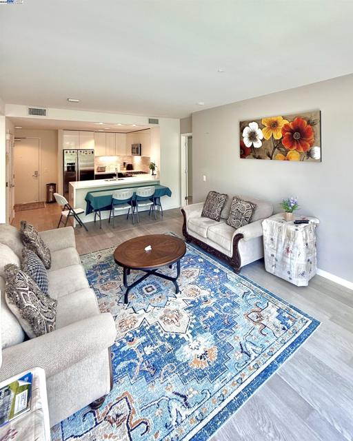 10 Innes Ct, San Francisco CA: https://media.crmls.org/mediaz/7e8860c0-8dd3-4a17-986c-14a88e30d92e.jpg