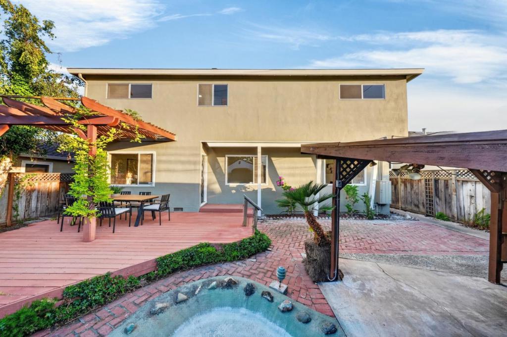 https://media.crmls.org/mediaz/7e88dc8a-8109-4ec0-b801-4d794177bc53.jpg?preset=X-Large