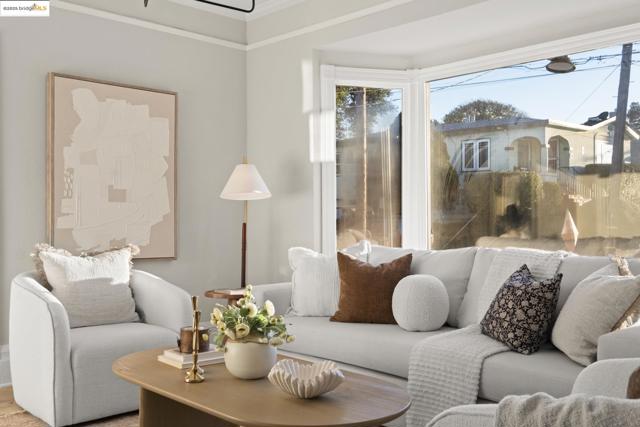 2050 E 30Th St, Oakland CA: https://media.crmls.org/mediaz/7e88dd3a-dacc-4be3-95f0-1f9a7f00c314.jpg