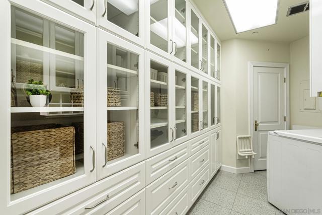 700 Front St, San Diego CA: https://media.crmls.org/mediaz/7e8a6743-a30d-43b3-8b5c-00d0794555bd.jpg