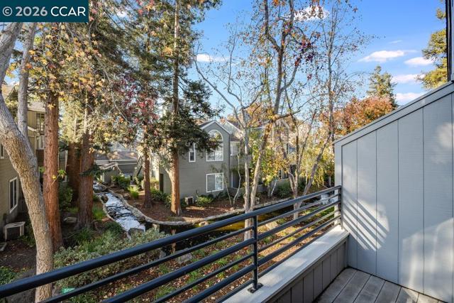 231 Sunspring Ct, Pleasant Hill CA: https://media.crmls.org/mediaz/7e8a8c85-ecd0-49fb-9349-2ea8325f0ba6.jpg