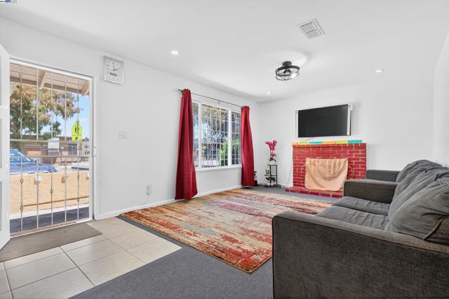4300 Berk Ave, Richmond CA: https://media.crmls.org/mediaz/7e8b2199-c4fa-4a20-8187-067f106fe3a7.jpg