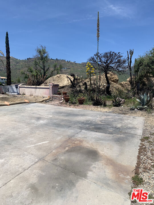 23309 W Paloma Blanca Drive, Malibu CA: https://media.crmls.org/mediaz/7e8c20ef-1b89-4646-a269-ca5d235b65cf.jpg