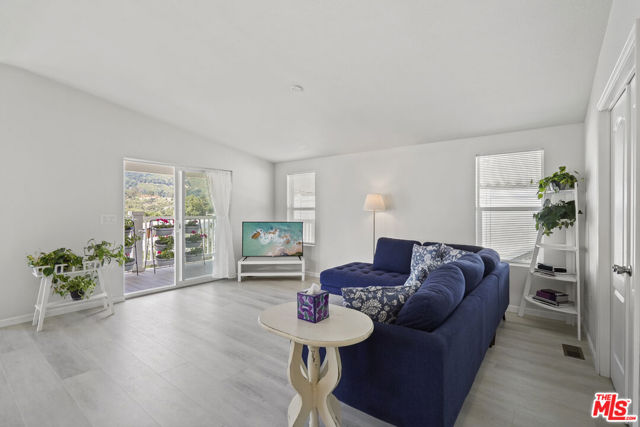 30473 Mulholland Hwy, Agoura Hills CA: https://media.crmls.org/mediaz/7e8c4fa6-b346-4478-9af9-d754213fe48a.jpg