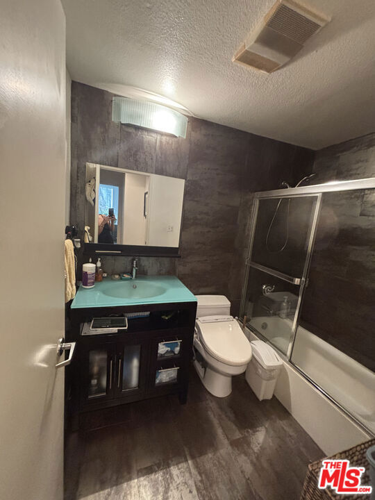 2222 N Beachwood Drive, Los Angeles CA: https://media.crmls.org/mediaz/7e8d356a-1939-4563-b102-301b20ae2791.jpg