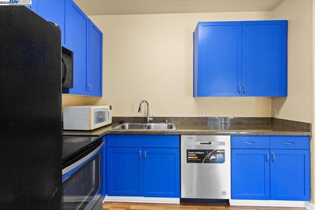 1121 40th Street, Emeryville CA: https://media.crmls.org/mediaz/7e8d6f3e-b5f9-437e-8f5b-0b5a927e6fd6.jpg