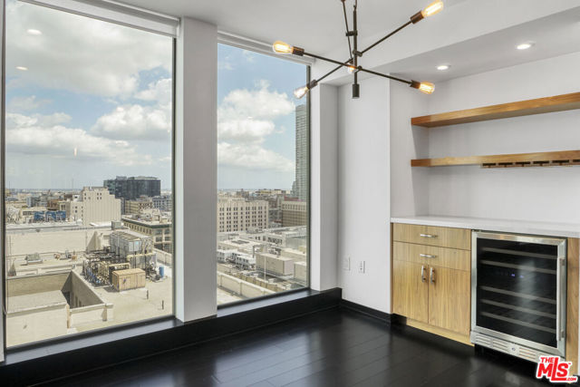 655 S Hope Street, Los Angeles CA: https://media.crmls.org/mediaz/7e8e34b0-481f-4ca1-98dd-2e5b5e4b8a1a.jpg