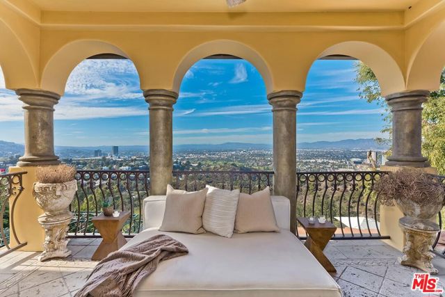 3595 Wonder View Drive, Los Angeles CA: https://media.crmls.org/mediaz/7e8ebb5a-6128-4e7e-b3bb-a753b9d83eec.jpg