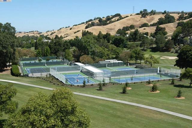880 Terra California Dr, Walnut Creek CA: https://media.crmls.org/mediaz/7e8fc282-2554-40e8-b776-ec71a2660e87.jpg