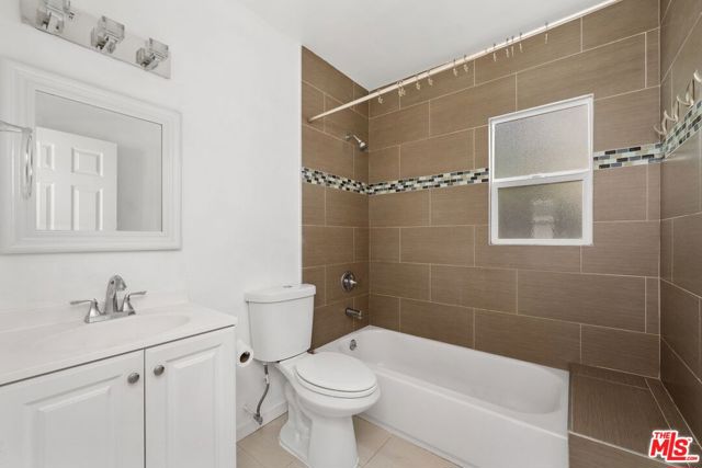 2736 S Cloverdale Avenue, Los Angeles CA: https://media.crmls.org/mediaz/7e908413-e0e2-4964-8987-36466c437eba.jpg