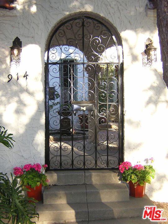 914 S Burnside Avenue, Los Angeles CA: https://media.crmls.org/mediaz/7e9169db-f294-4480-ad9e-e3b64320600b.jpg