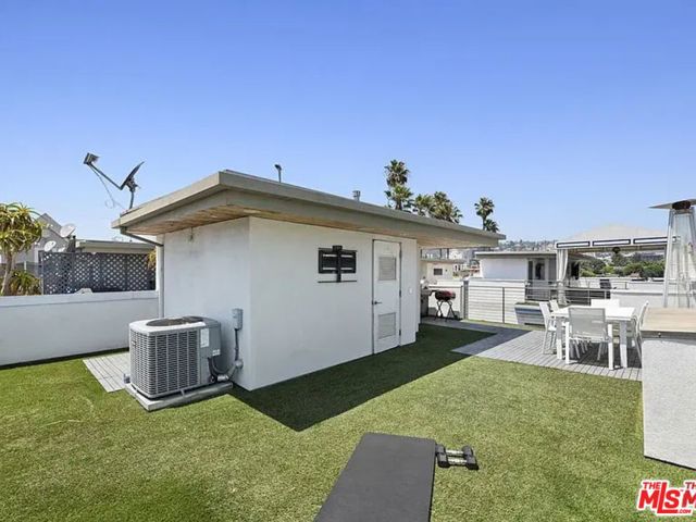 6728 W Hepburn Way, Los Angeles CA: https://media.crmls.org/mediaz/7e924c60-5942-4ef6-b6c9-106ebcb5b635.jpg
