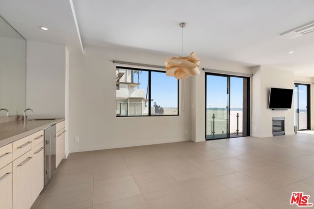1 Northstar Street, Marina del Rey CA: https://media.crmls.org/mediaz/7e92c2f2-bf4d-4ae6-bdd4-86d222174d87.jpg