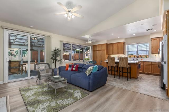 1935 Cresthaven Dr, Vista CA: https://media.crmls.org/mediaz/7e92e19b-6e48-4112-a600-bb677818c3ac.jpg