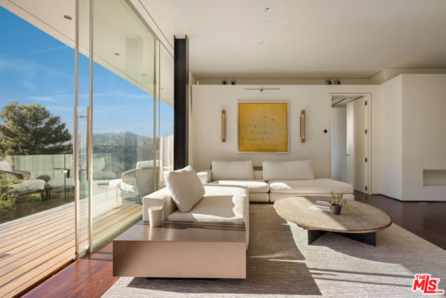 9727 Oak Pass Road, Beverly Hills CA: https://media.crmls.org/mediaz/7e937933-2f53-449b-ad31-568d261d440c.jpg