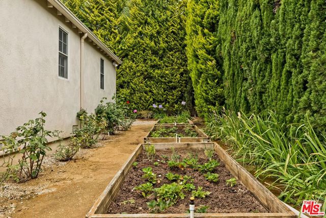 10798 Weyburn Avenue, Los Angeles CA: https://media.crmls.org/mediaz/7e941b5f-a8c6-4e3f-843e-7e042515ec6a.jpg