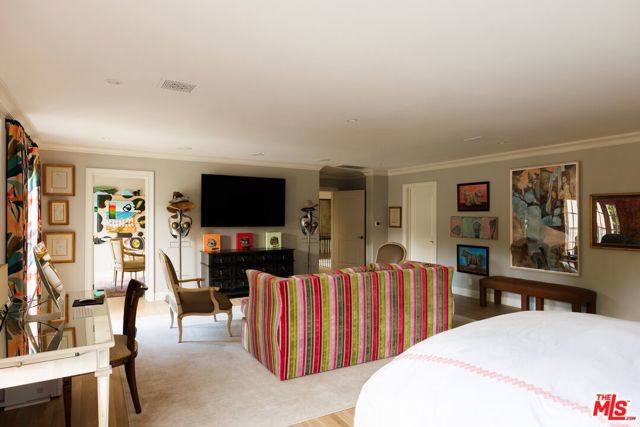 400 S Hudson Avenue, Los Angeles CA: https://media.crmls.org/mediaz/7e94782b-fa69-4472-b778-ad0d9a77880e.jpg