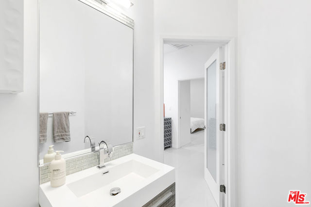 840 N Croft Avenue, Los Angeles CA: https://media.crmls.org/mediaz/7e94b312-3f72-409d-8954-02fcb05e50a2.jpg