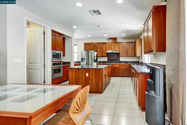 4007 Oak Knoll St, Antioch CA: https://media.crmls.org/mediaz/7e94d892-fc43-48d8-920d-2153168f152c.jpg