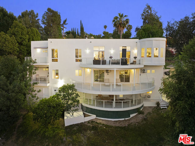 22449 Cass Avenue, Woodland Hills CA: https://media.crmls.org/mediaz/7e95af27-6da5-408a-b8bc-c3b317e23c2d.jpg