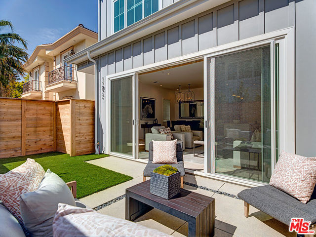 11979 Mayfield Avenue, Los Angeles CA: https://media.crmls.org/mediaz/7e96aed4-9660-4f9e-b14c-1fa4053a095d.jpg
