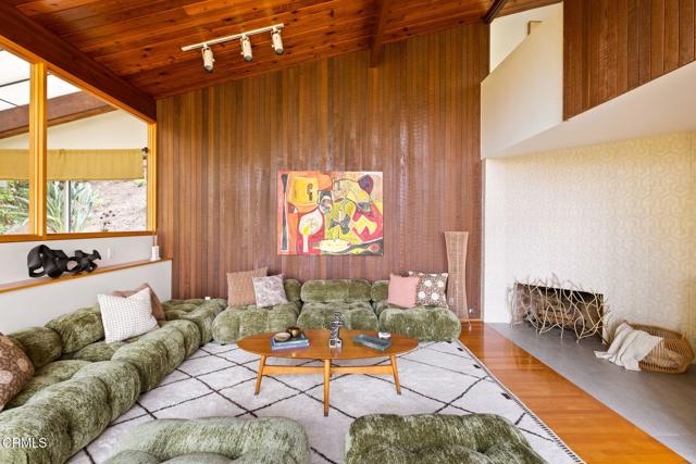 1256 Club House Drive, Pasadena CA: https://media.crmls.org/mediaz/7e984a86-8ae5-47d6-b347-152cda6c2e3f.jpg