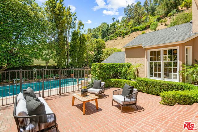 1376 San Ysidro Drive, Beverly Hills CA: https://media.crmls.org/mediaz/7e9863d0-a1a0-47a0-8ed8-ce88d8f8541e.jpg